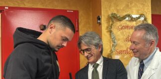 Natale in maglia rossoblù: Elia Caprile regala 100 maglie al Policlinico